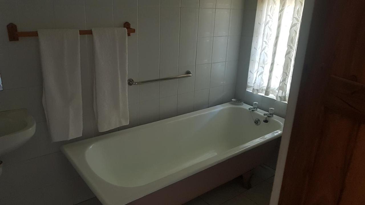 Beit Shalom Before Known As Best Little Guesthouse Oudtshoorn Exteriör bild