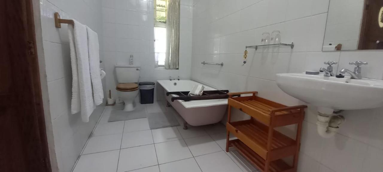 Beit Shalom Before Known As Best Little Guesthouse Oudtshoorn Exteriör bild