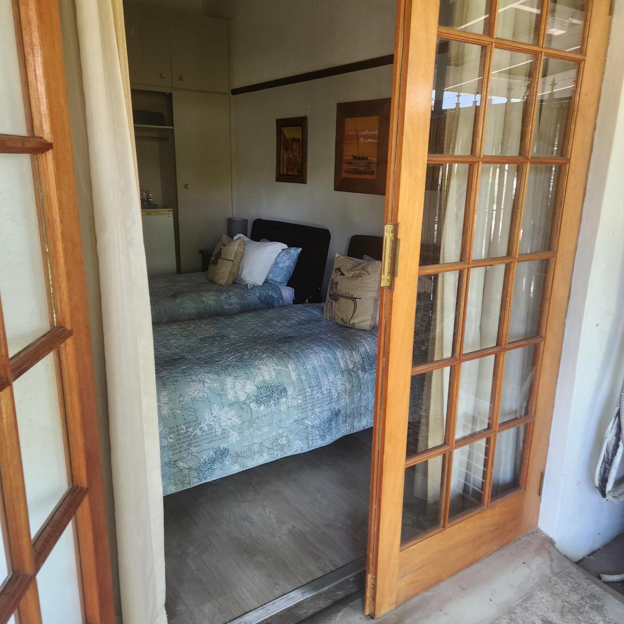 Beit Shalom Before Known As Best Little Guesthouse Oudtshoorn Exteriör bild